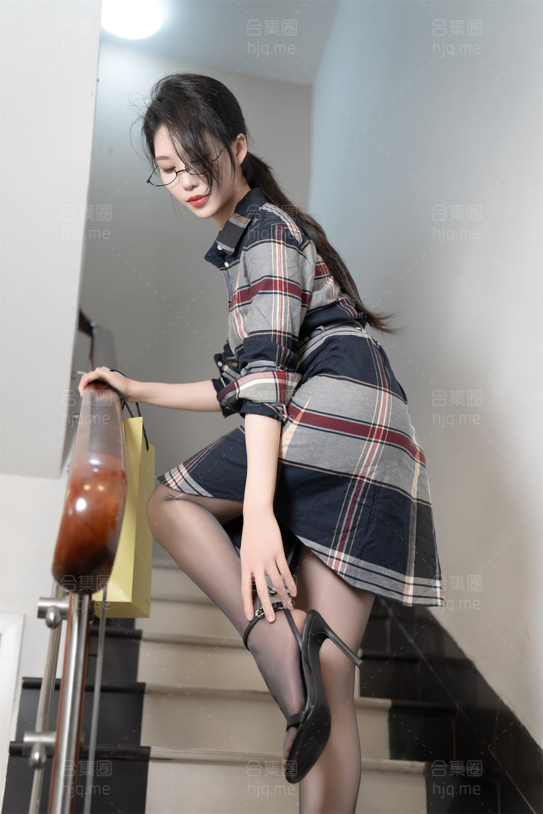 1.抖娘利世2024楼梯间事件摄影84张