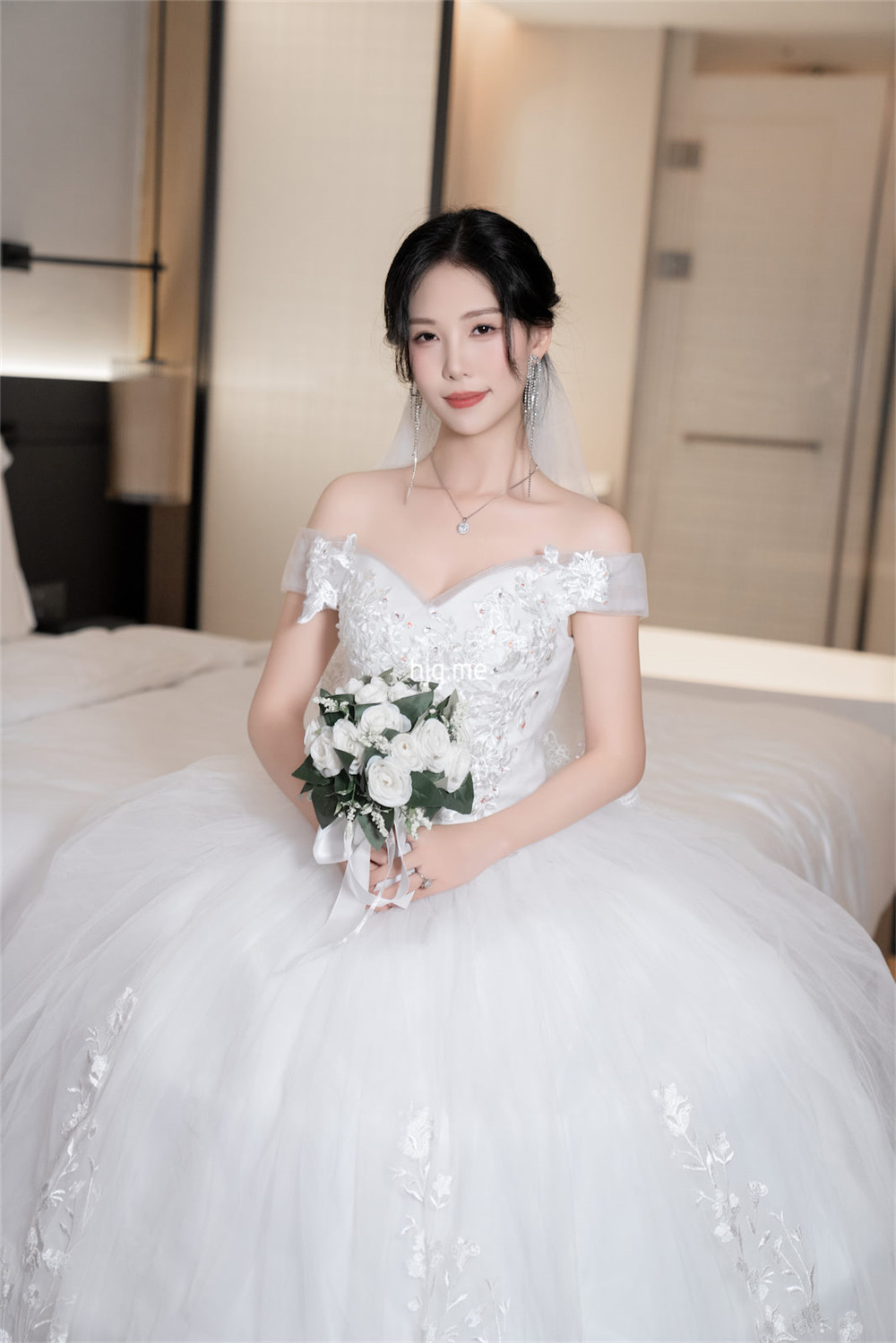 1.抖娘利世2024婚纱下的秘密摄影133张，约7分钟视频