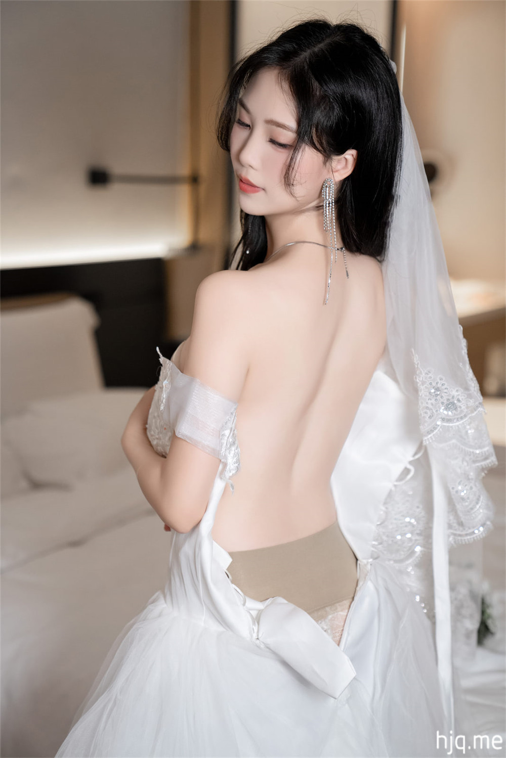 2.抖娘利世2024婚纱下的秘密摄影133张，约7分钟视频